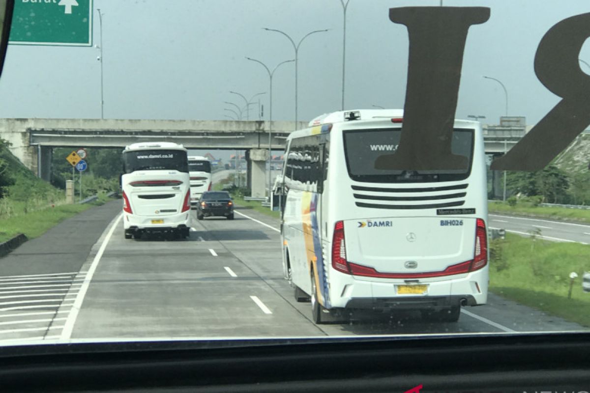 Presiden Jokowi lintasi tol Trans-Jawa dengan bus