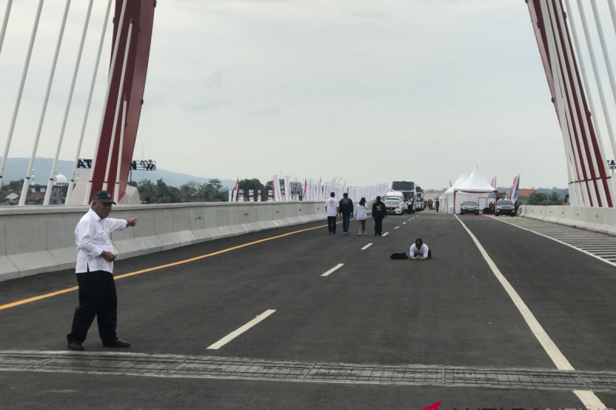 Four sections of Trans-Java toll road officially operational