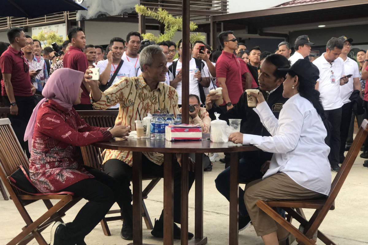 Jokowi ngopi dan ngevlog di Tempat Istirahat 391 Kendal