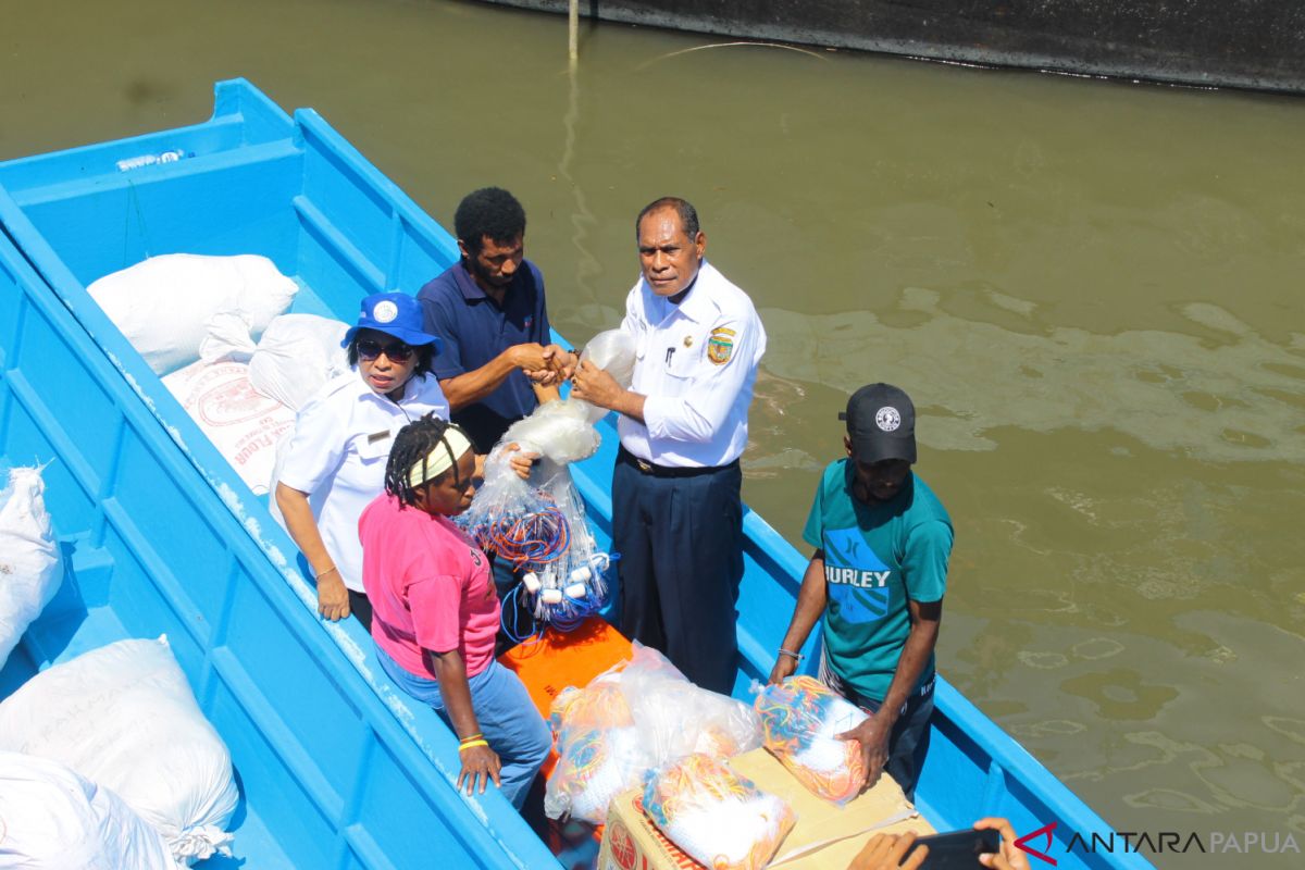 Kelompok nelayan Mimika terima bantuan alat tangkap ikan