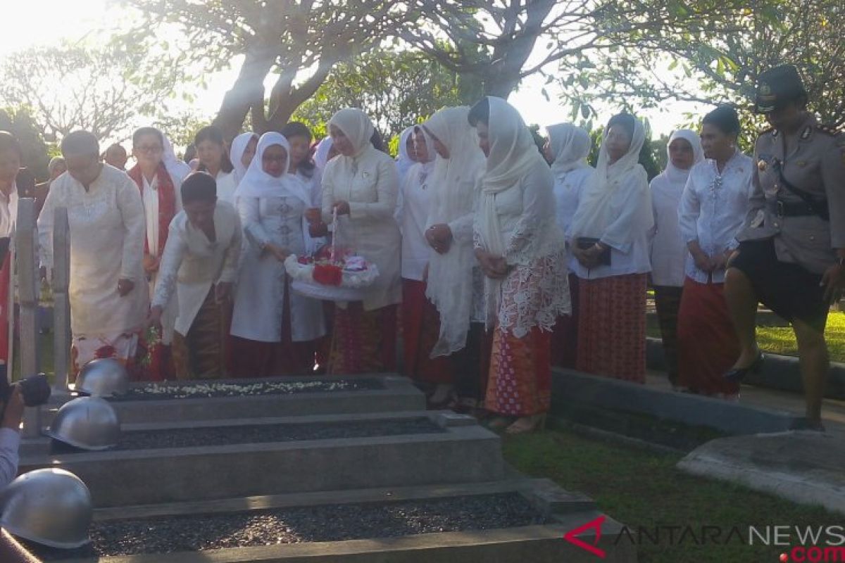 Ibu Negara  Iriana Joko Widodo ziarahi makam tiga istri mantan wapres