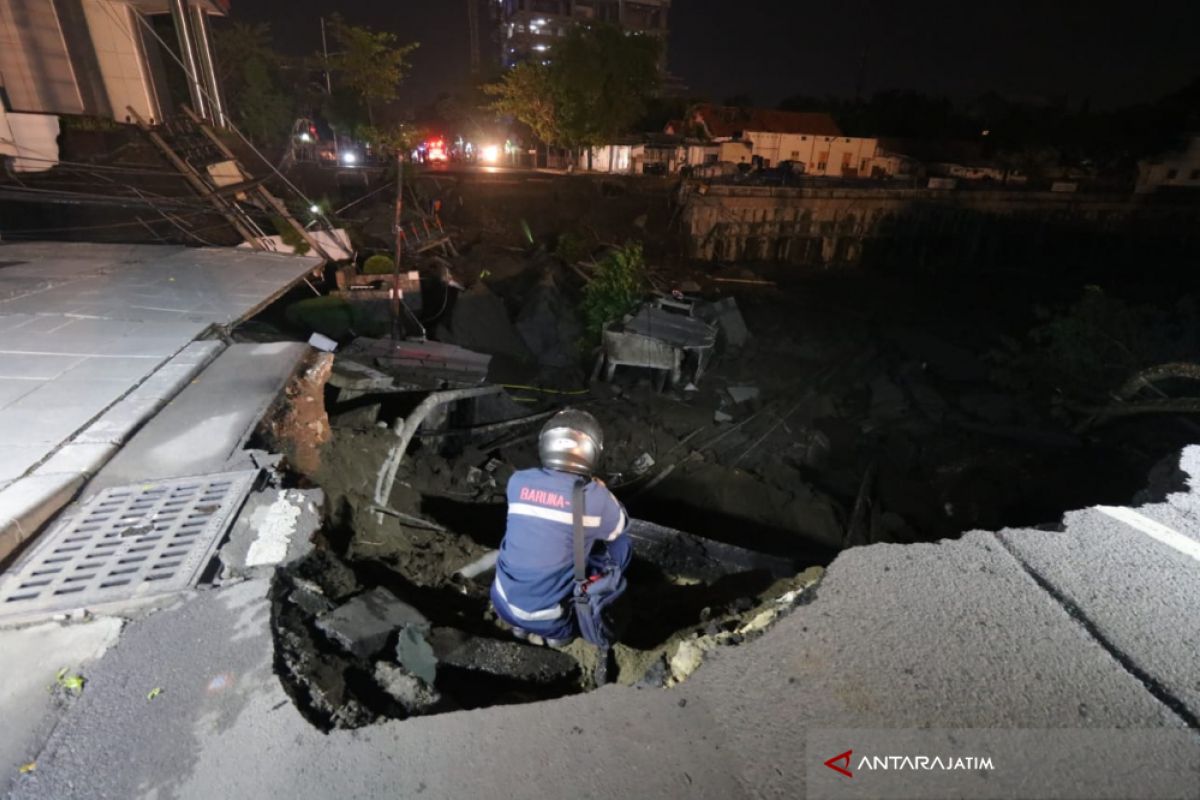 Wakil Wali Kota Surabaya Tinjau Lokasi Jalan Ambles (Video)