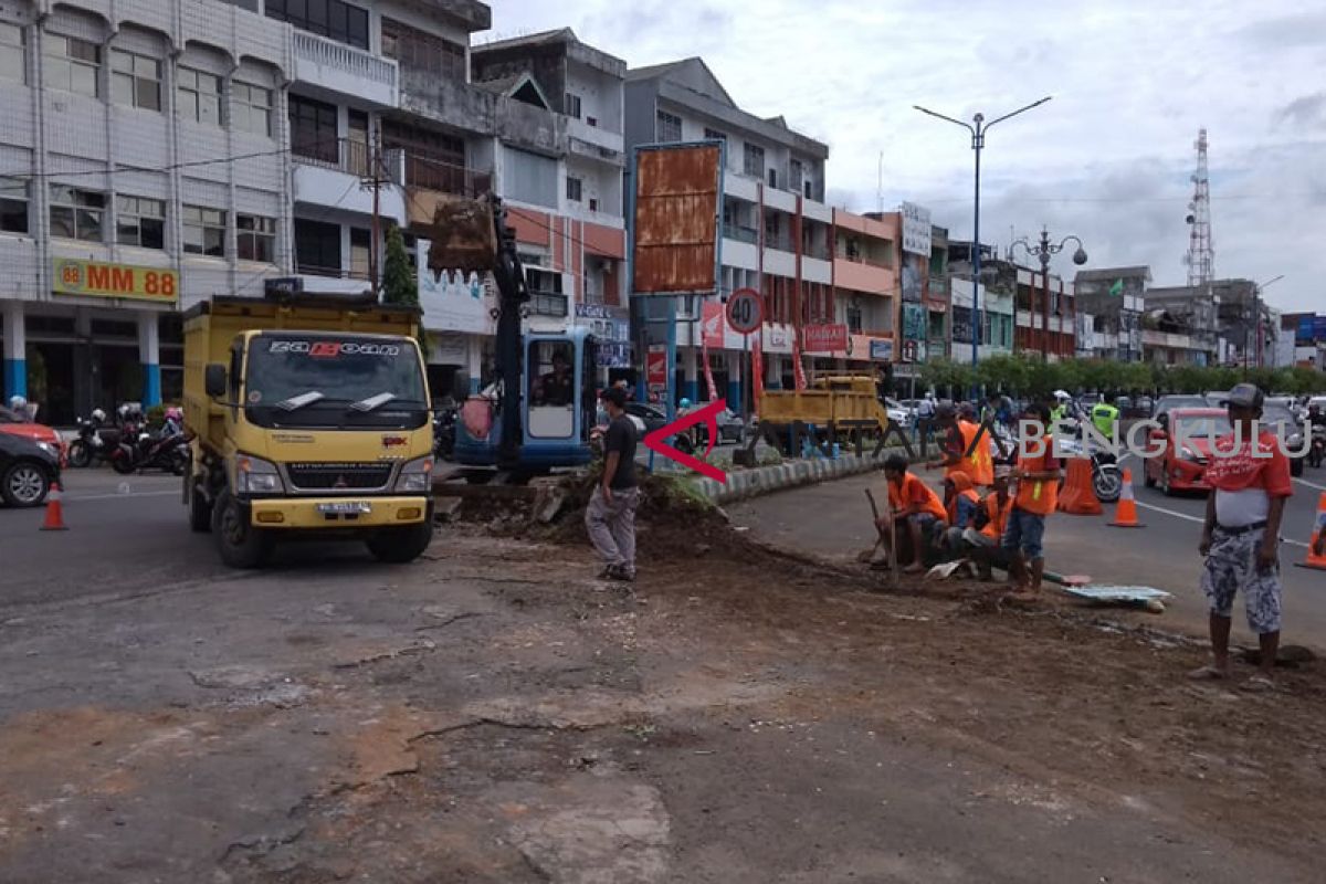 Bengkulu bongkar median jalan guna rekayasa lalu lintas