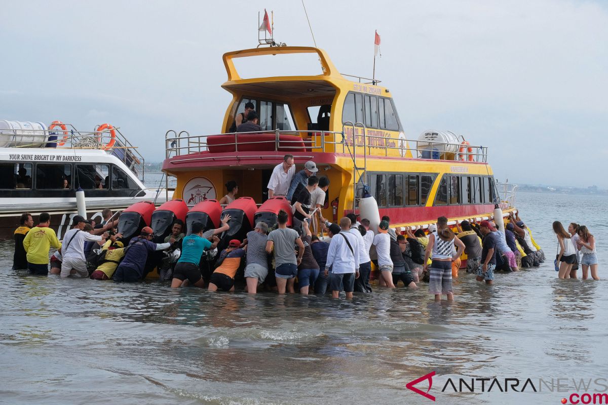 Kapal penumpang kembali kandas di Selat Bali