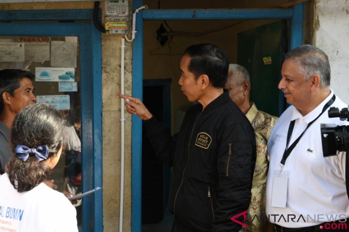 Jokowi ikut pemasangan listrik di Bogor saat massa reuni 212 padati Monas