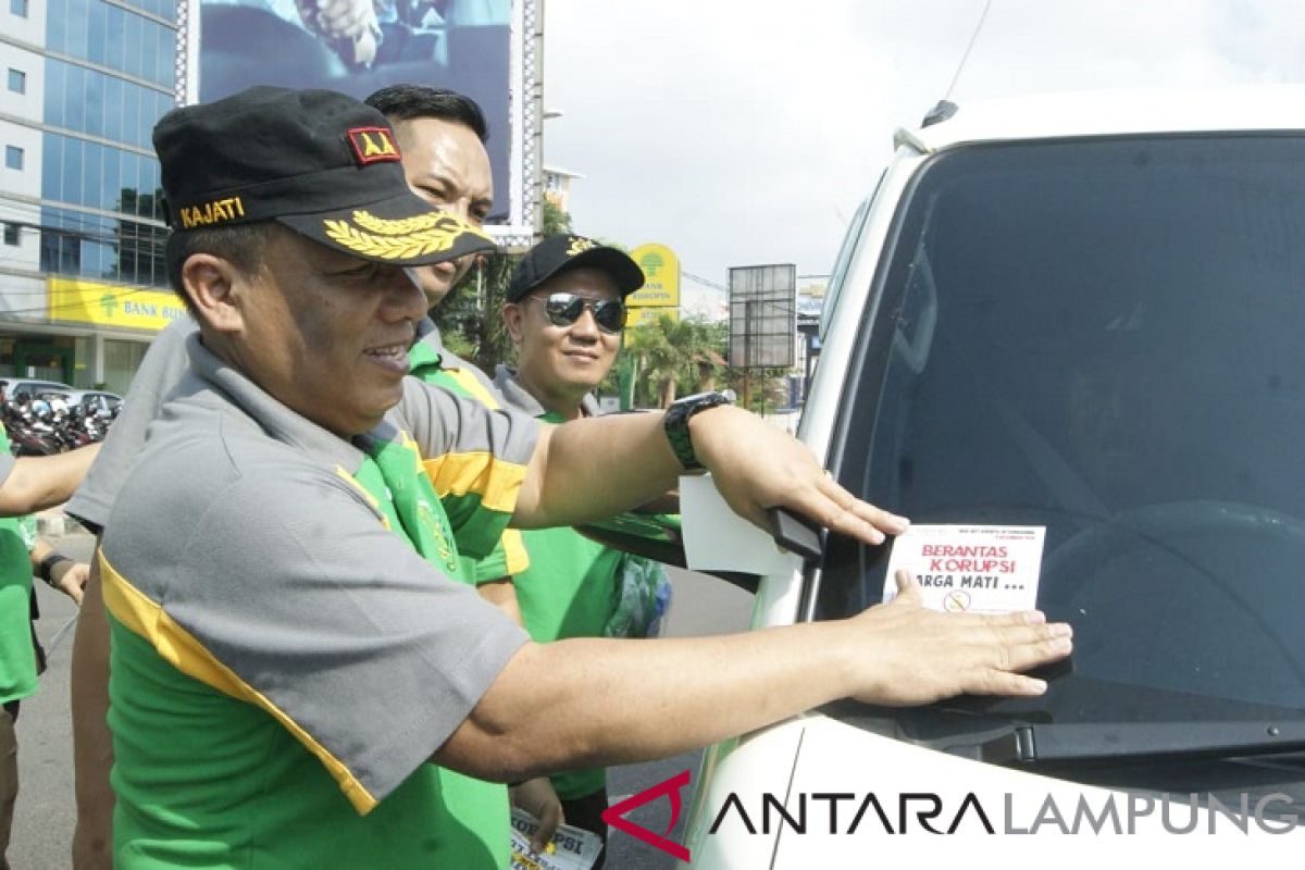 Kejati Lampung Bagikan Kaos Peringati Hari Anti Korupsi