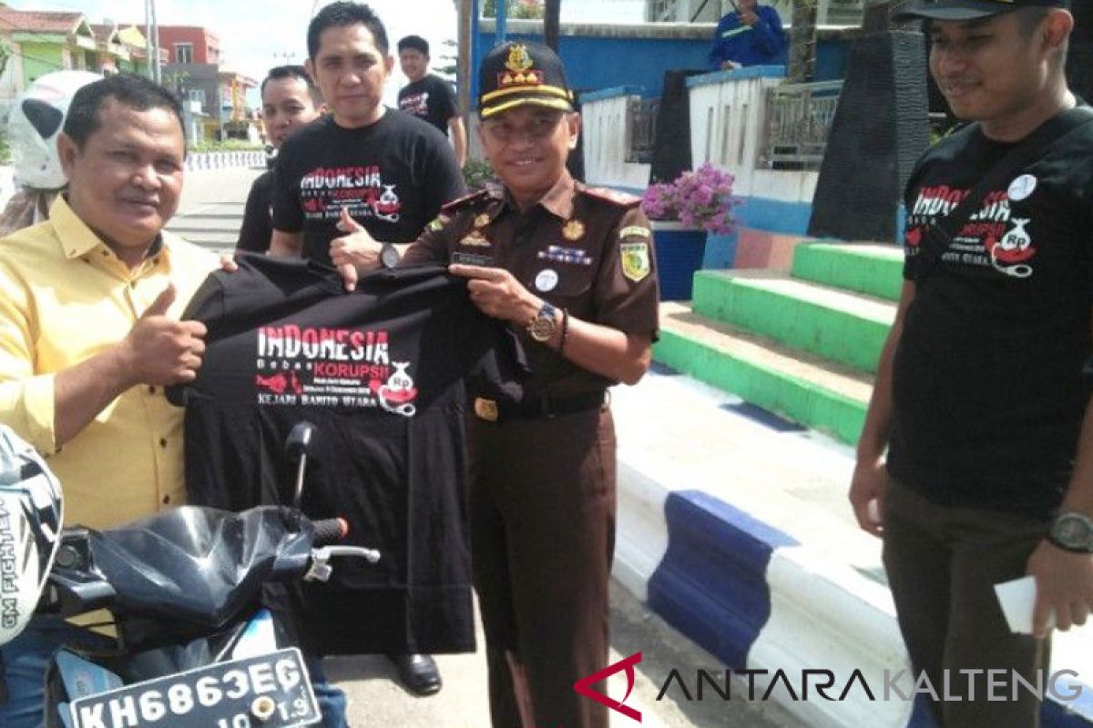 Kajari Barito Utara bagikan pin anti korupsi