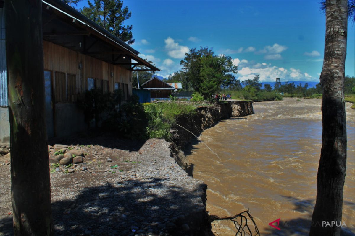 Warga kali uwe Jayawijaya mengungsi akibat banjir