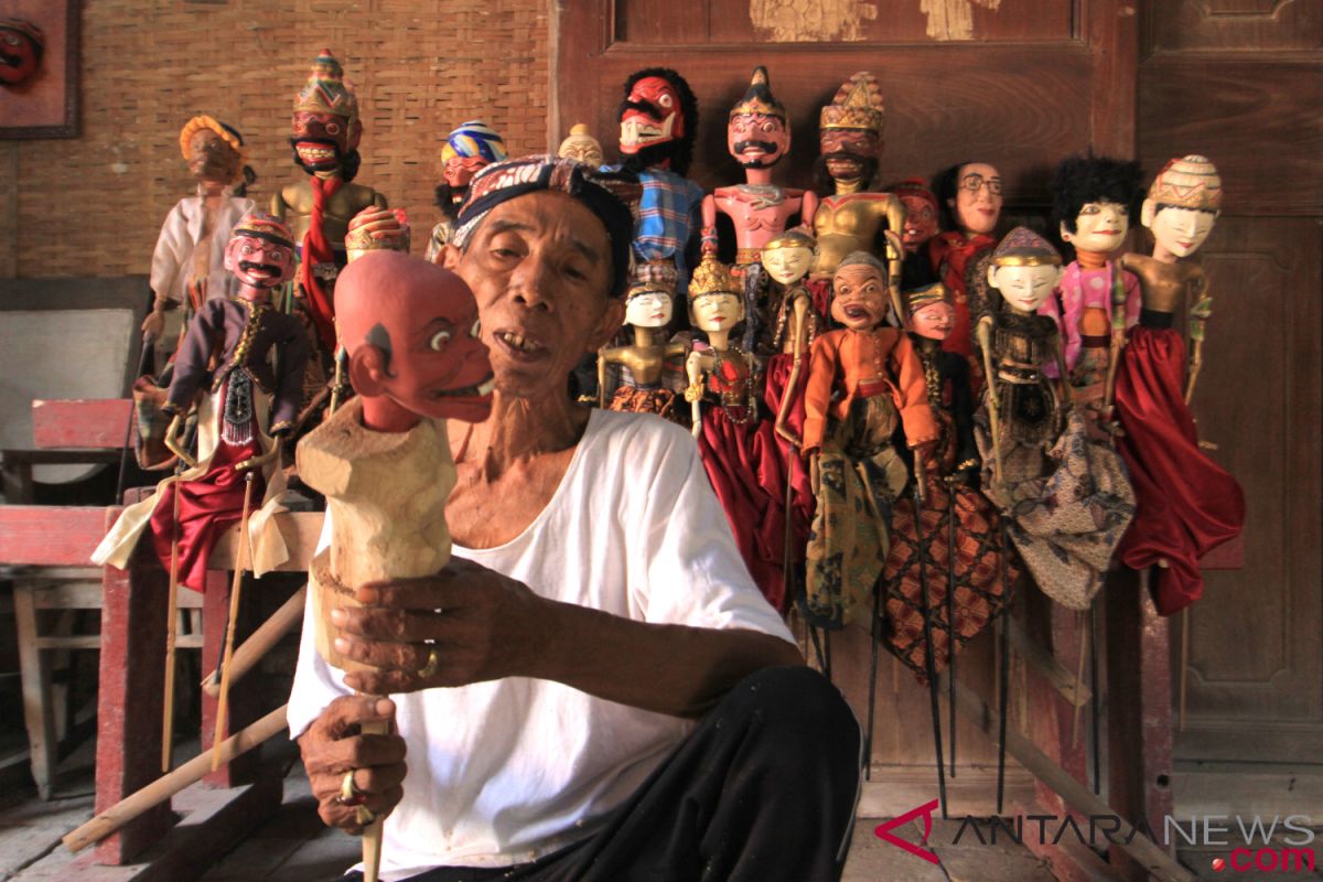 President Jokowi signs decree on national Wayang puppet day