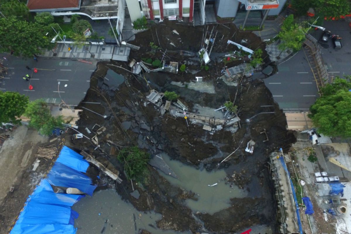Police confirm no casualties in Gubeng sinkhole incident