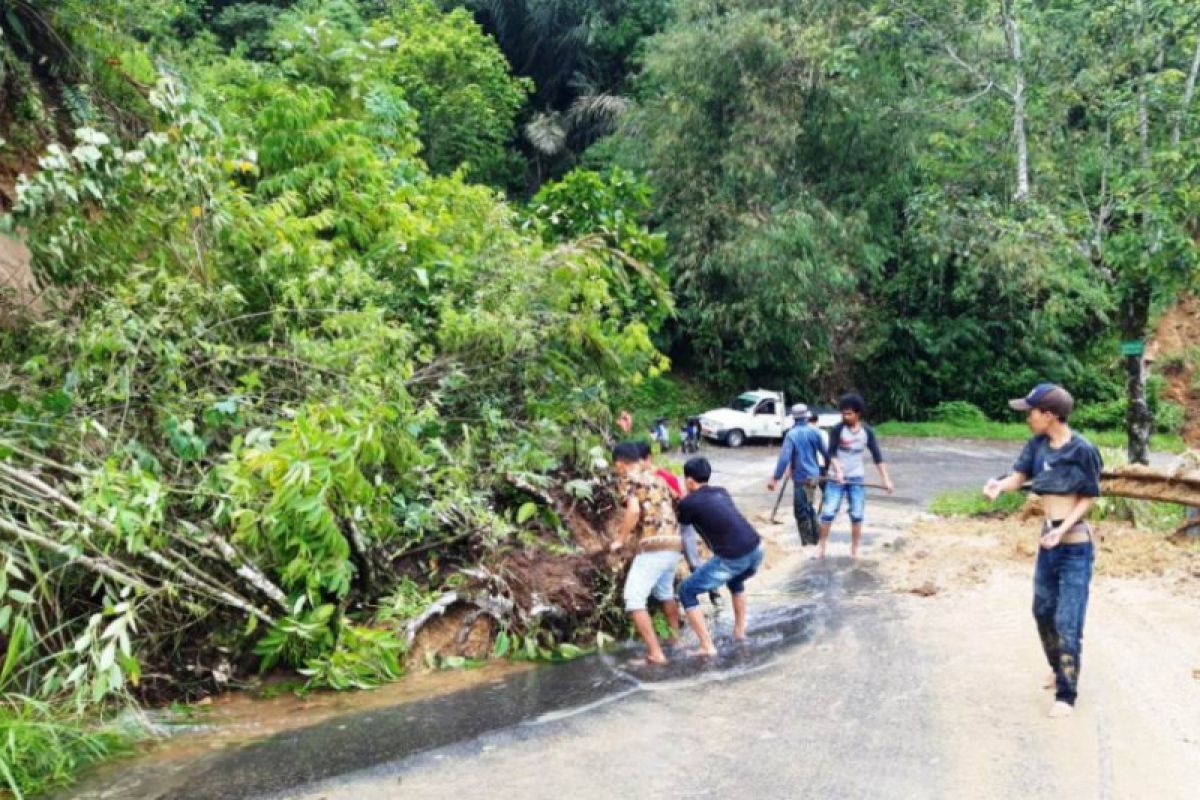 Jalan nasional Padang- Kerinci tertimbun material longsor