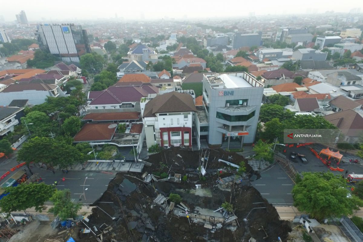 Kondisi Tanah Ambles Di Surabaya