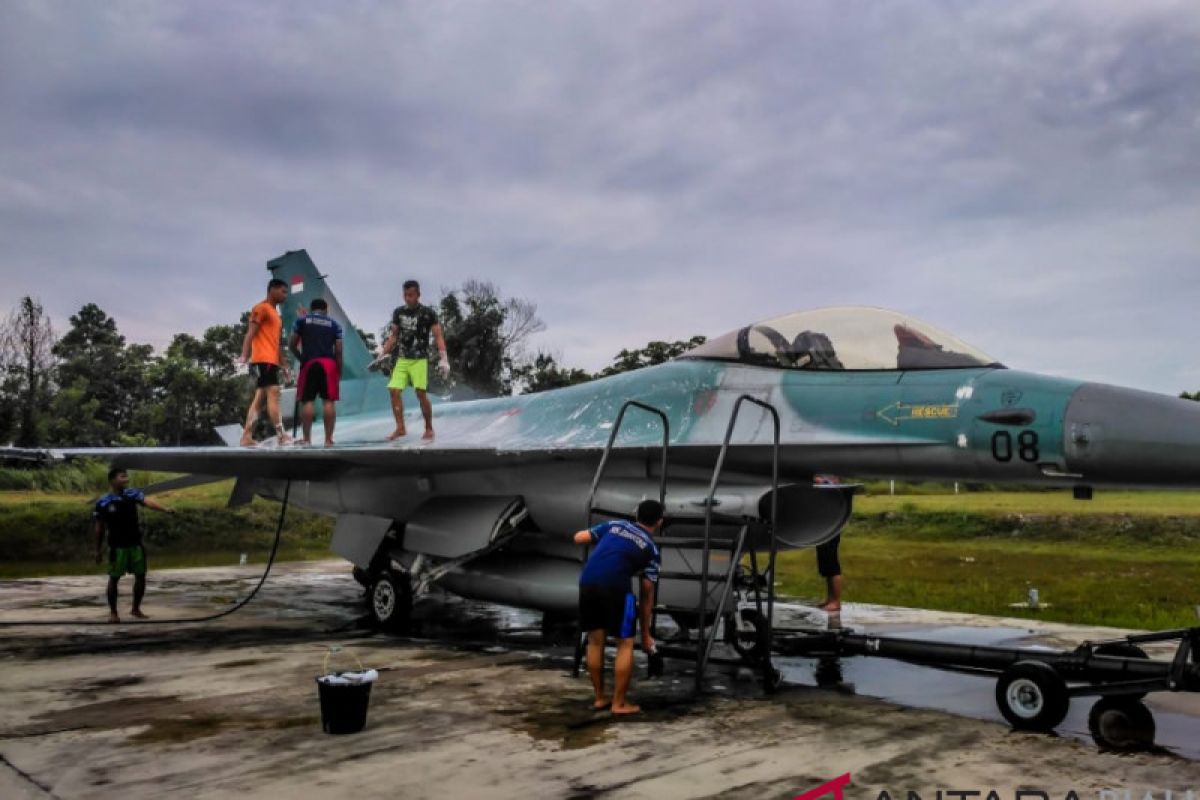 Skadron Udara 16 Tutup Tahun Dengan Mencuci Jet Tempur