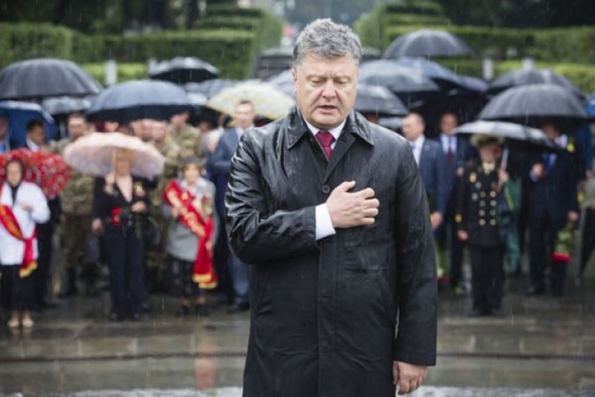 Mantan presiden Ukraina Petro Poroshenko terinfeksi virus corona