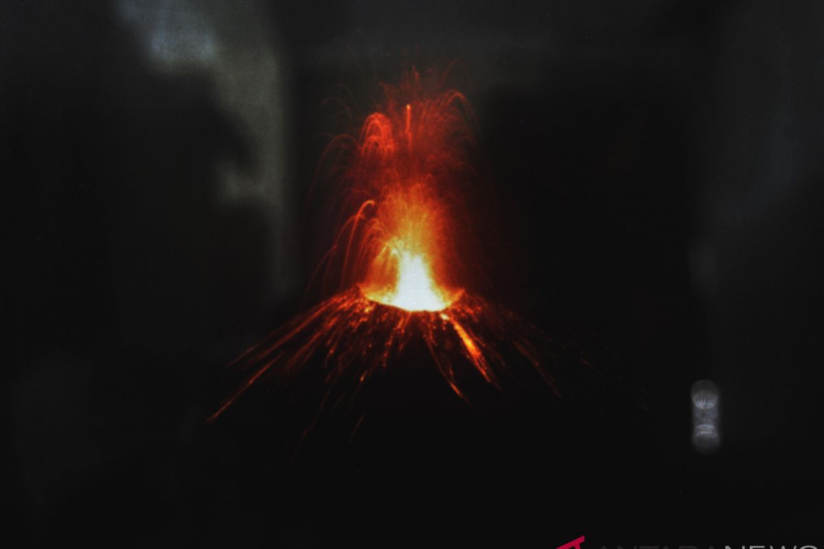 Furious Anak Krakatau scares coastal population