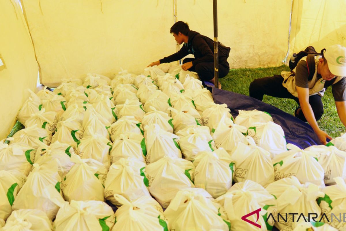 Pemprov salurkan bantuan bahan pokok kepada 100 lansia