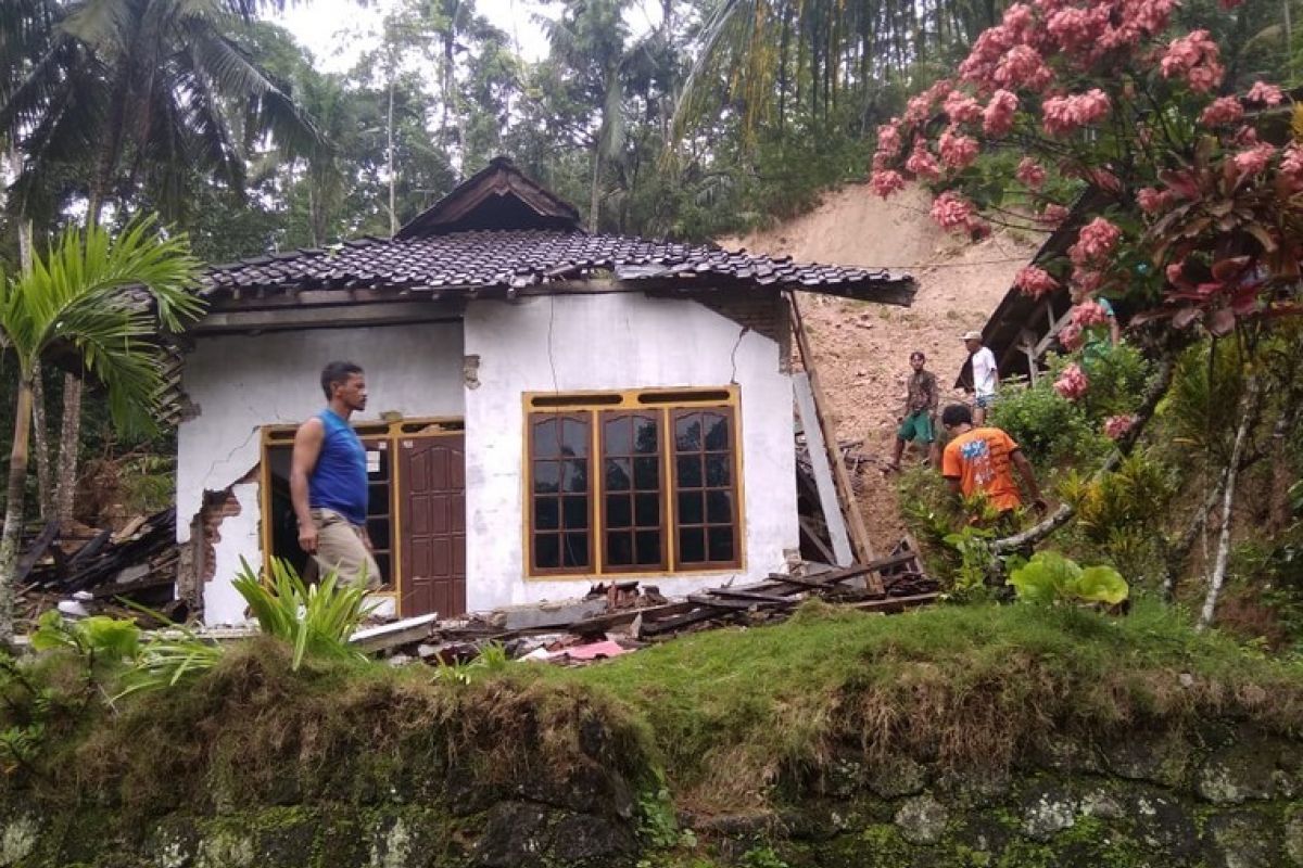 Empat Warga Tertimbun Longsor di Pacitan