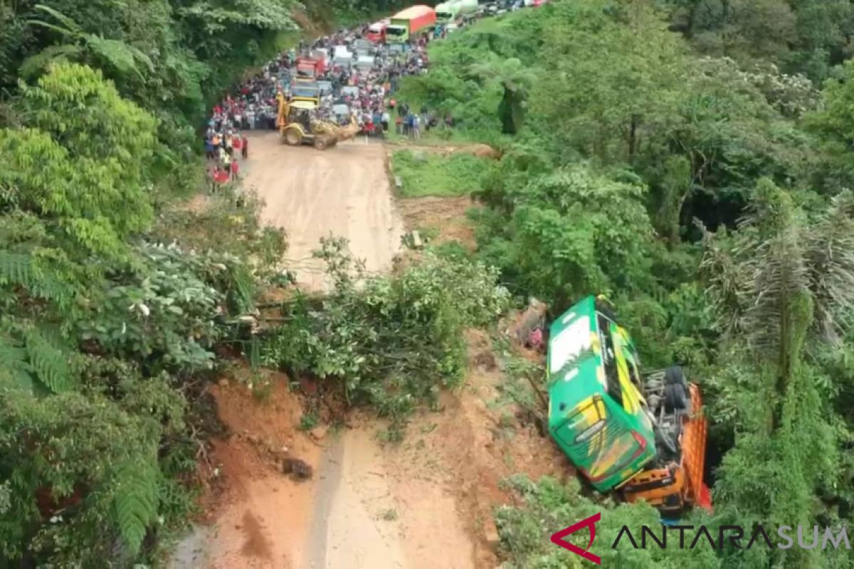 Jalan lintas Padang-Solok sudah bisa dilewati dengan sistem buka tutup (Video)