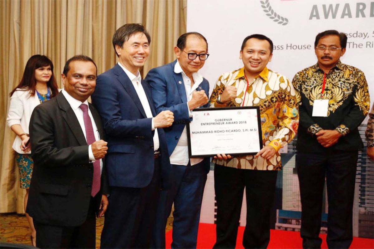 Gubernur Lampung Ridho Ficardo Menerima Gubernur Enterpreneur Award 2018