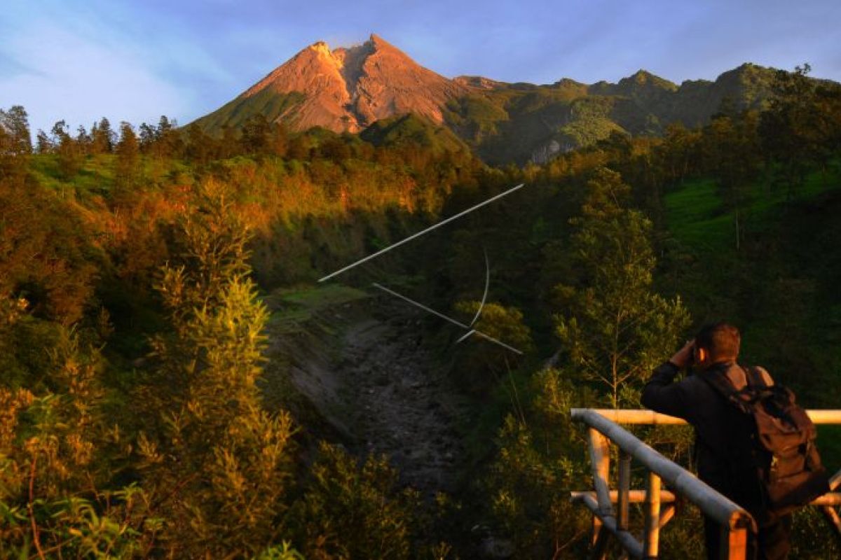 Pertumbuhan kubah lava Gunung Merapi