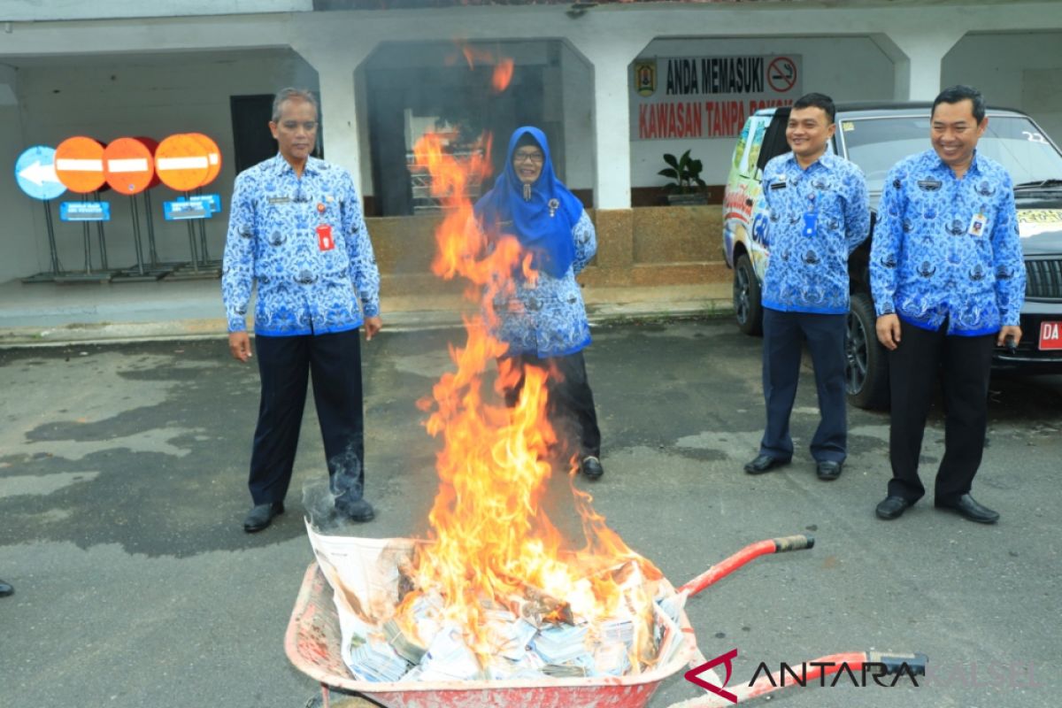 1.300 KTP Elektronik di Banjarbaru Dibakar