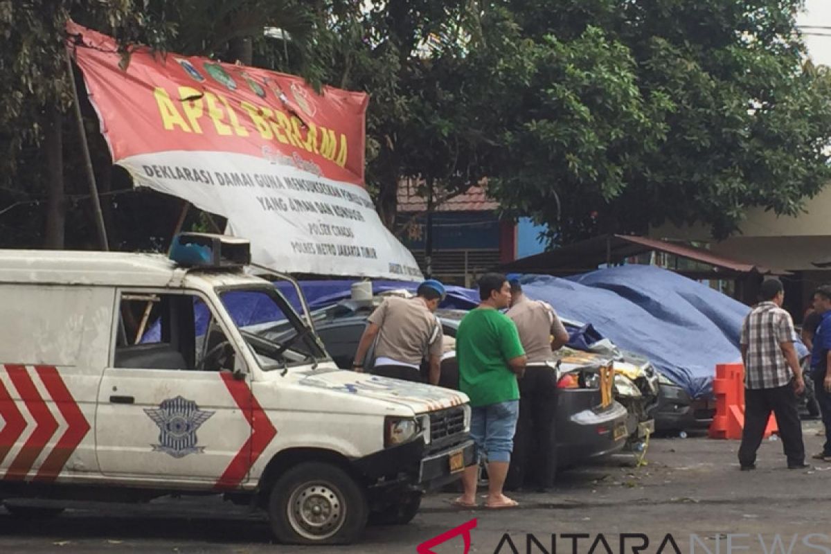 Mobil eks perusakan Ciracas dievakuasi ke Pancoran