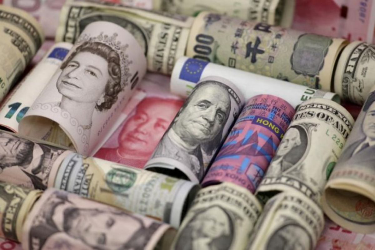 Dolar menguat, poundsterling merosot