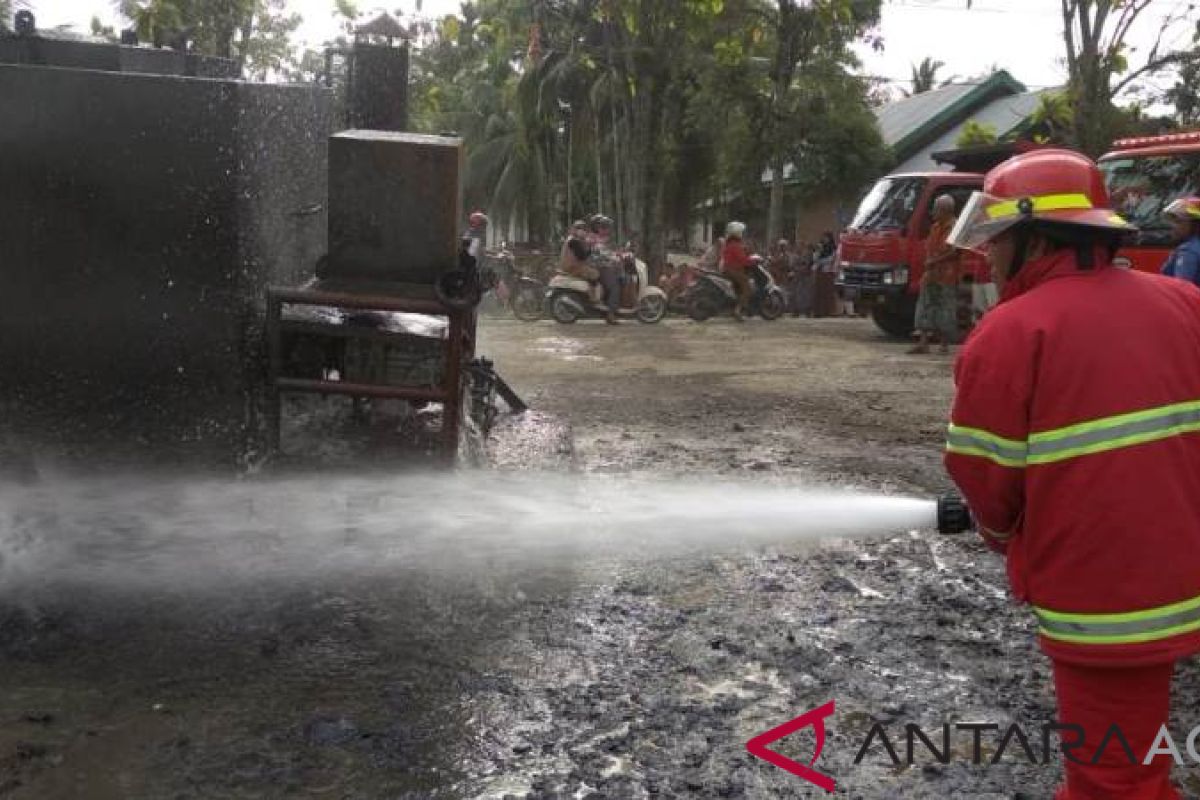 Api bakar mobil penyiram aspal cair di Aceh Barat