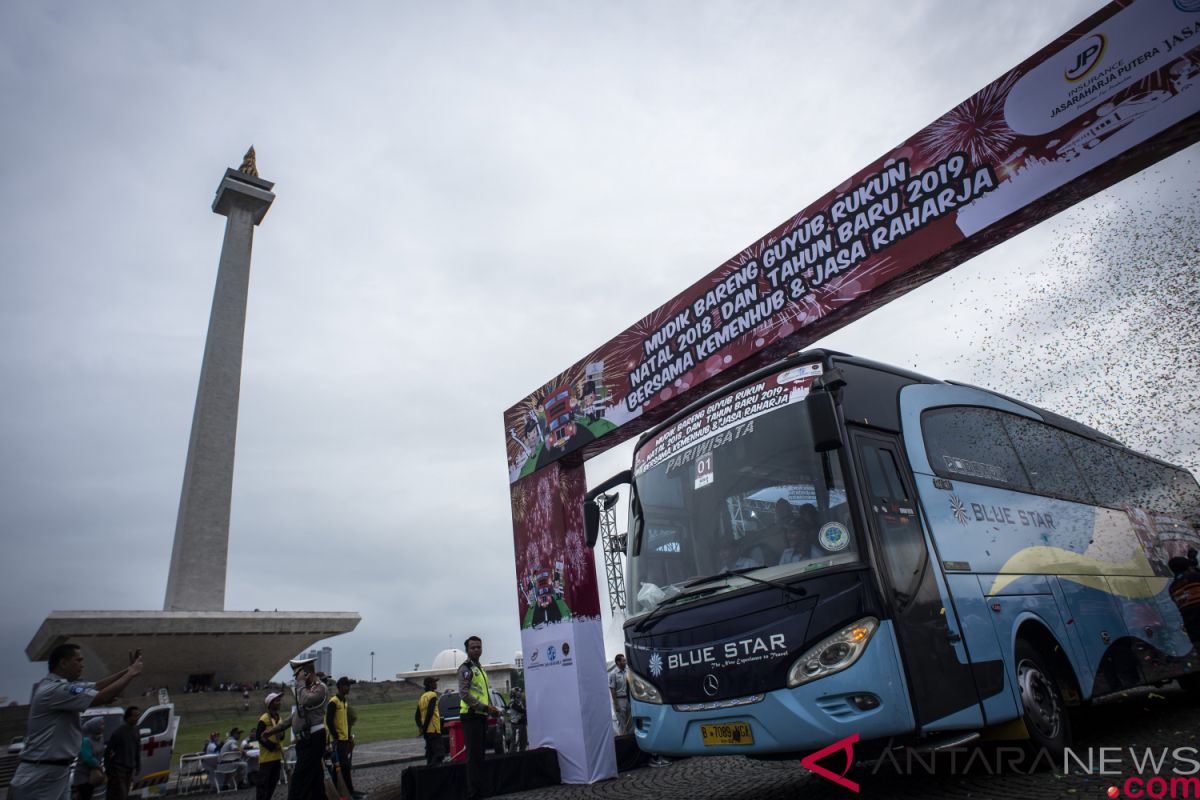 Hujan warnai perayaan Tahun Baru di Monas