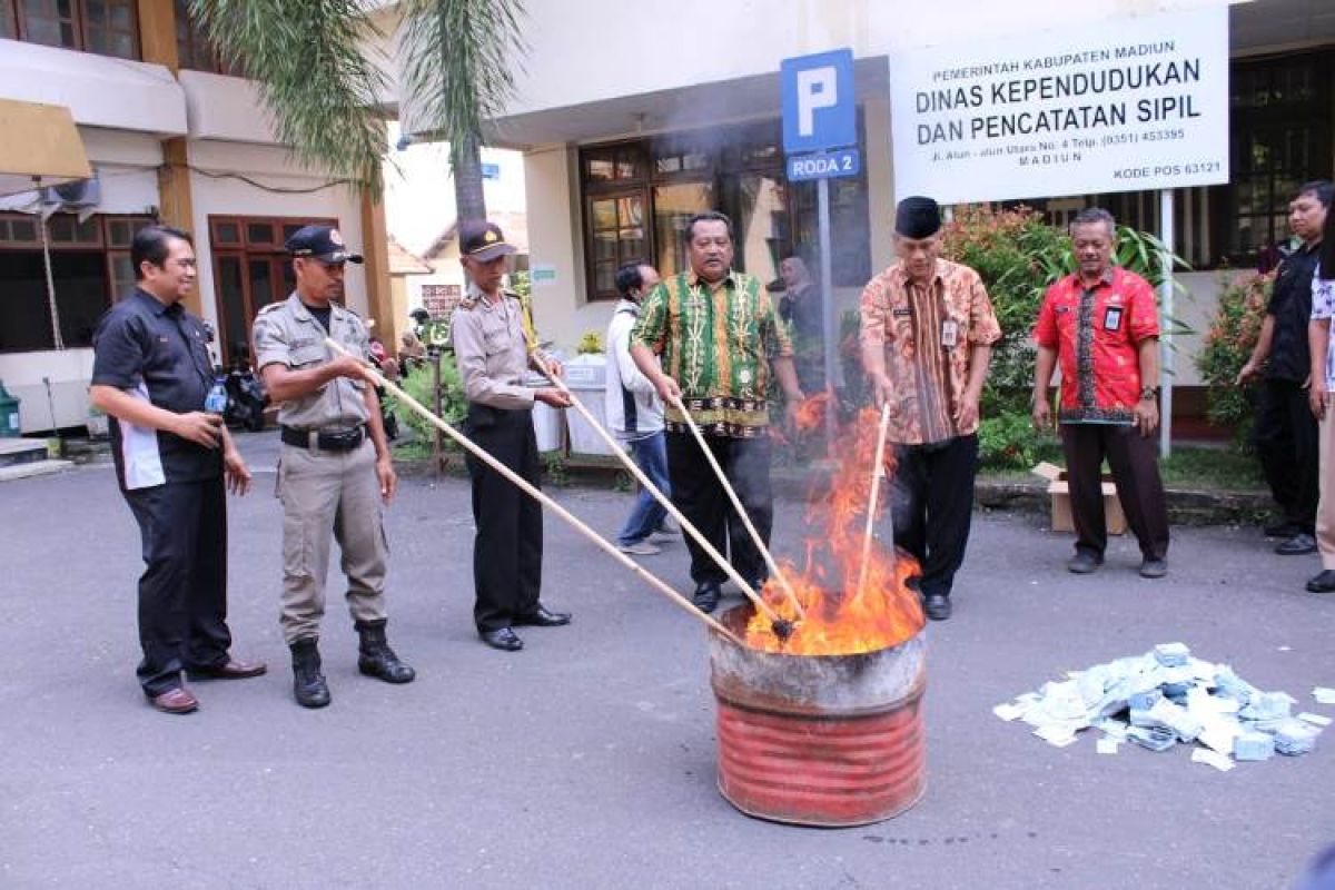 9.634 Keping KTP Elektronik Invalid Dimusnahkan Dispendukcapil Madiun