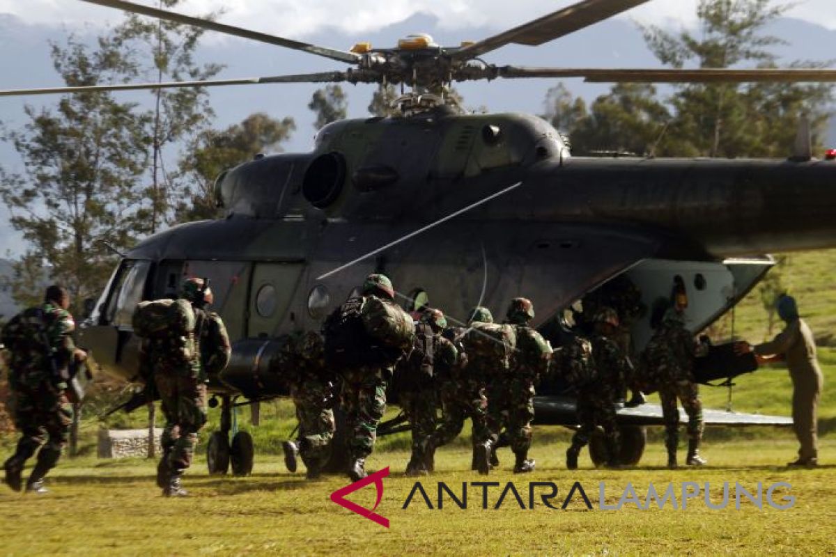 Dua helikopter TNI gagal evakuasi prajurit TNI korban kontak senjata