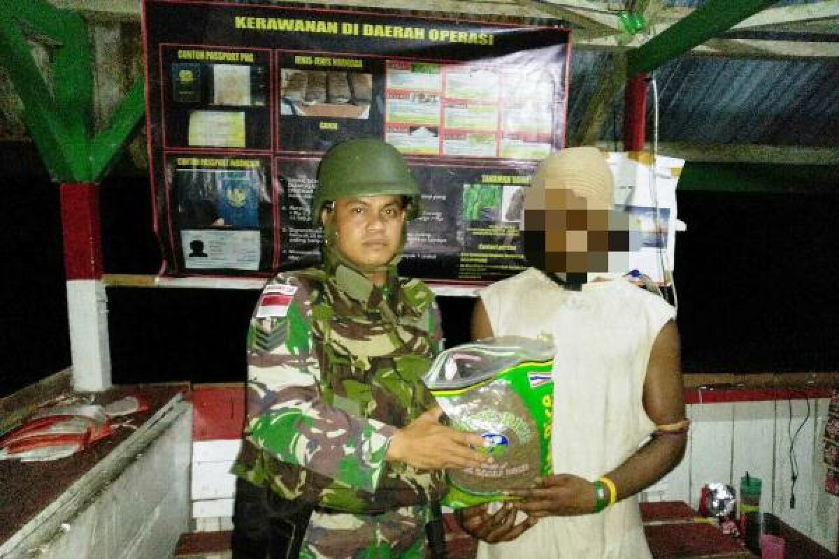 Satgas Pamtas RI-PNG tangkap pemuda pembawa ganja