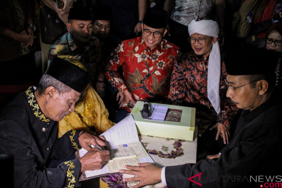 Mass wedding ceremony marks New Year`s Eve in Jakarta