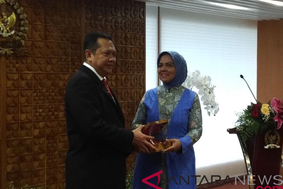 Nurhayati terima penghargaan dari AIPA