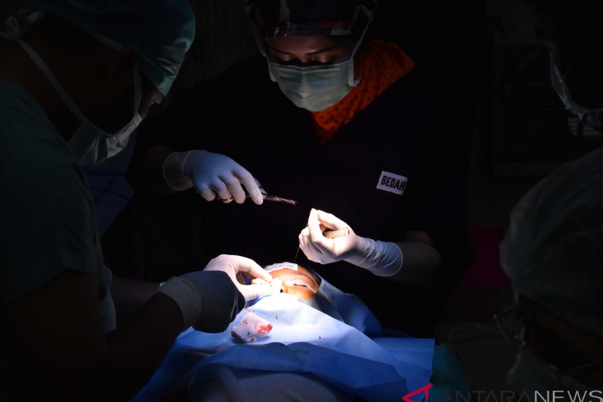 S Kalimantan Police give a free cleft lip surgery