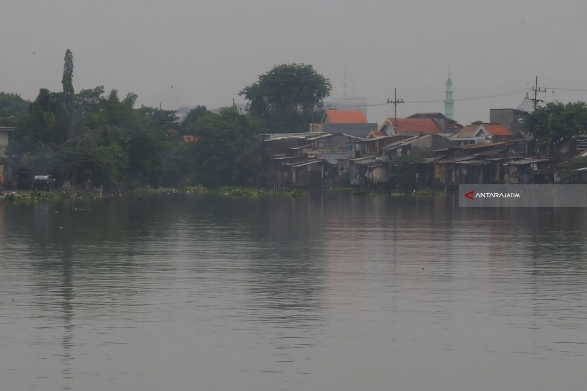 Puluhan Perusahaan Cemari Sungai di Surabaya