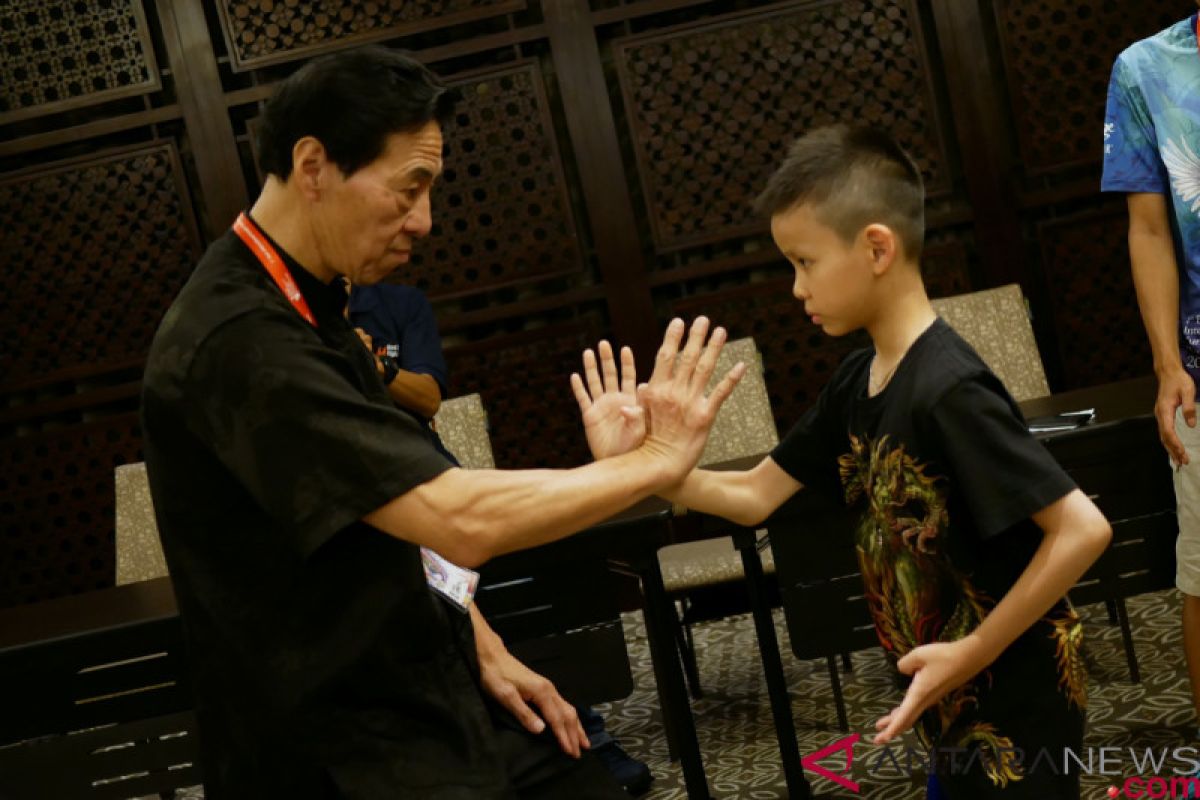 Grandmaster Samuel Kwok unjuk trik dasar bela diri Wing Chun