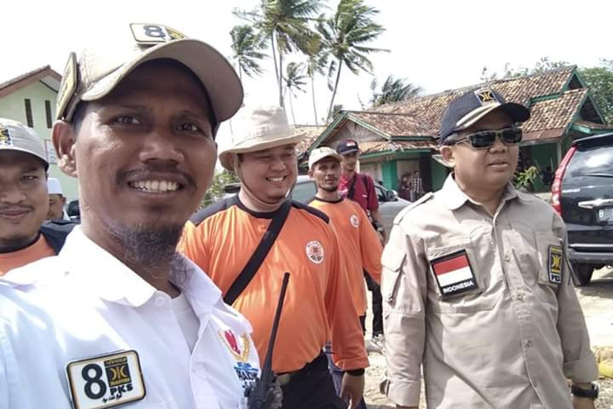 Presiden PKS Tinjau Korban Tsunami Pandeglang