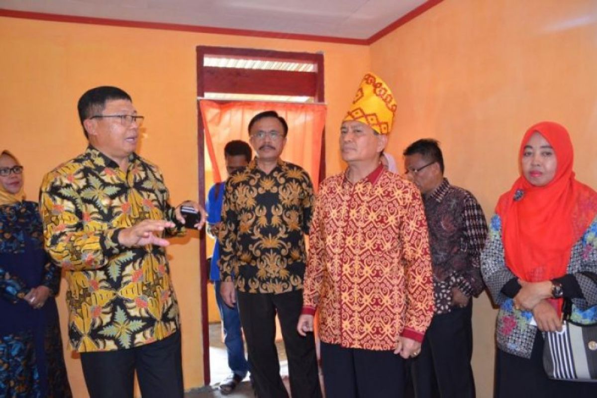 Bimas Kristen Poso bedah rumah warga, bupati mulai Safari Natal