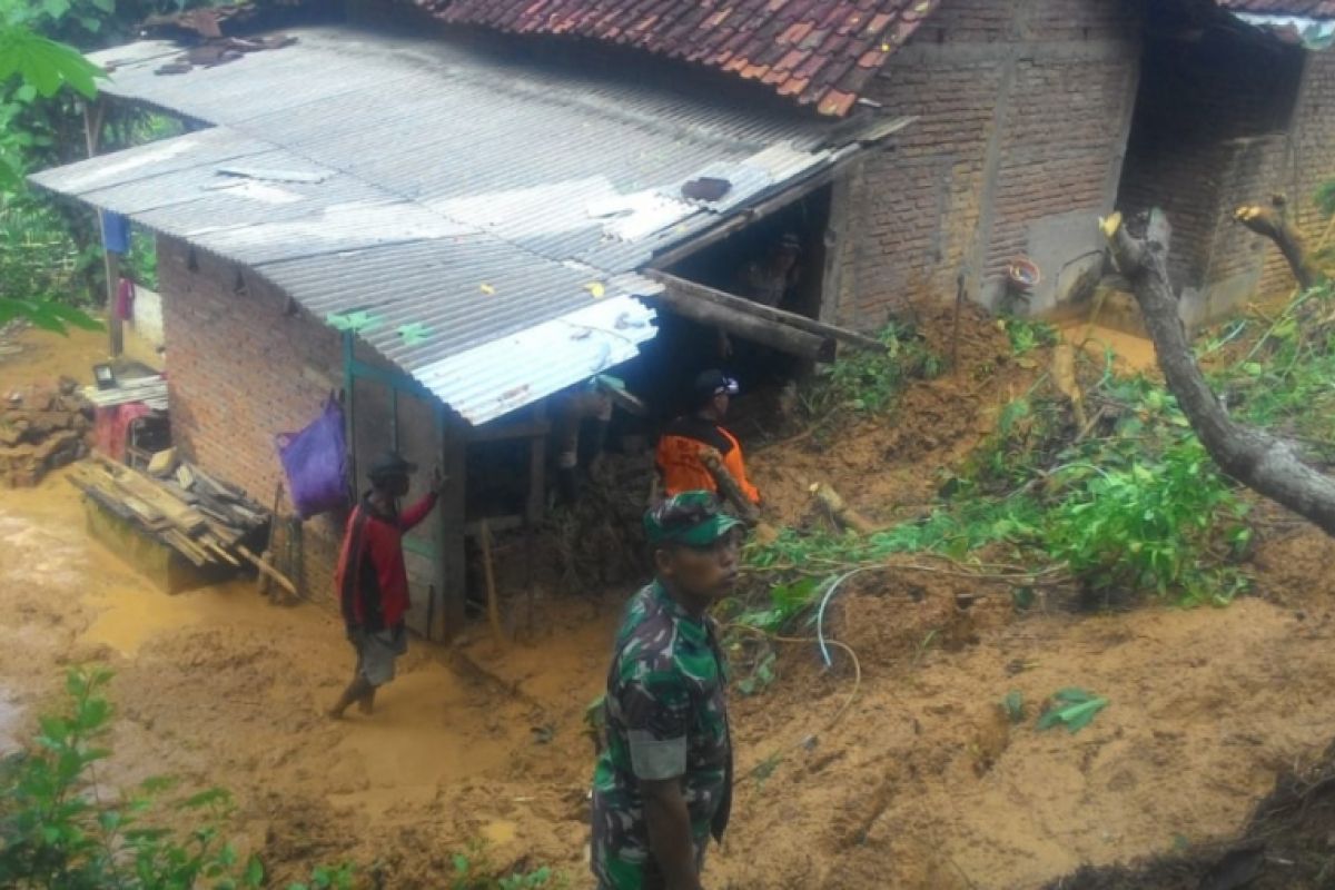 Sembilan Rumah di Trenggalek Rusak Diterjang Longsor