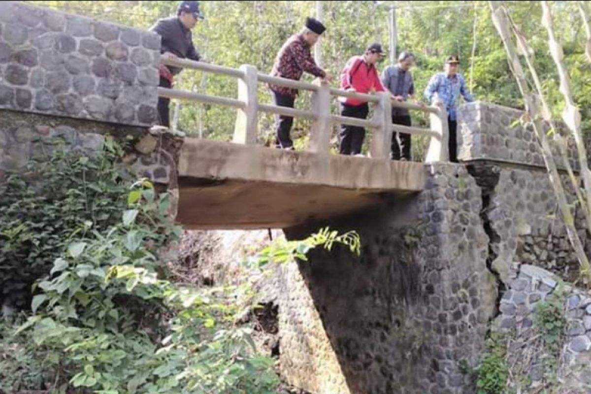 Jembatan Antardesa di Trenggalek Retak Diterjang Banjir