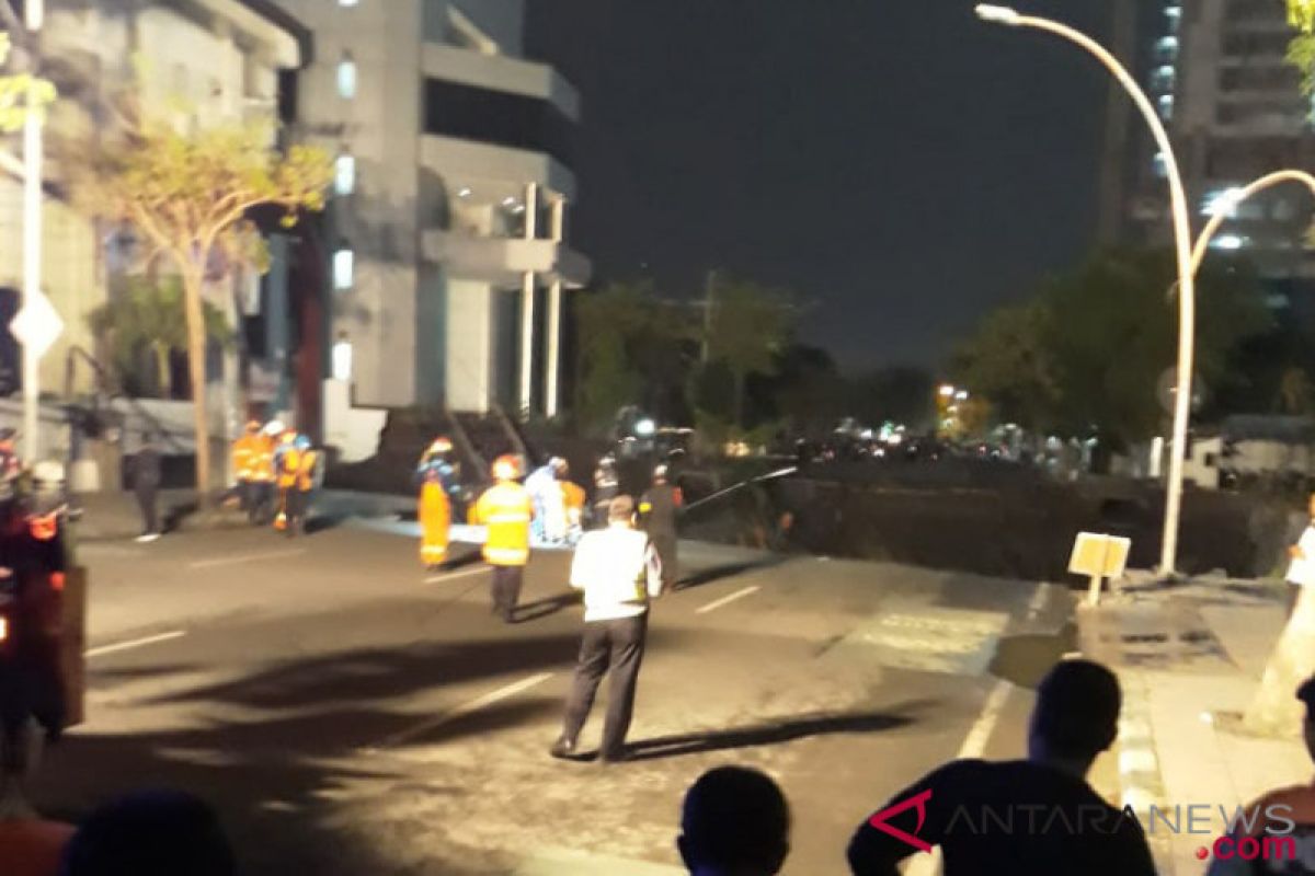 Sejumlah petugas cari korban jalan ambles Surabaya