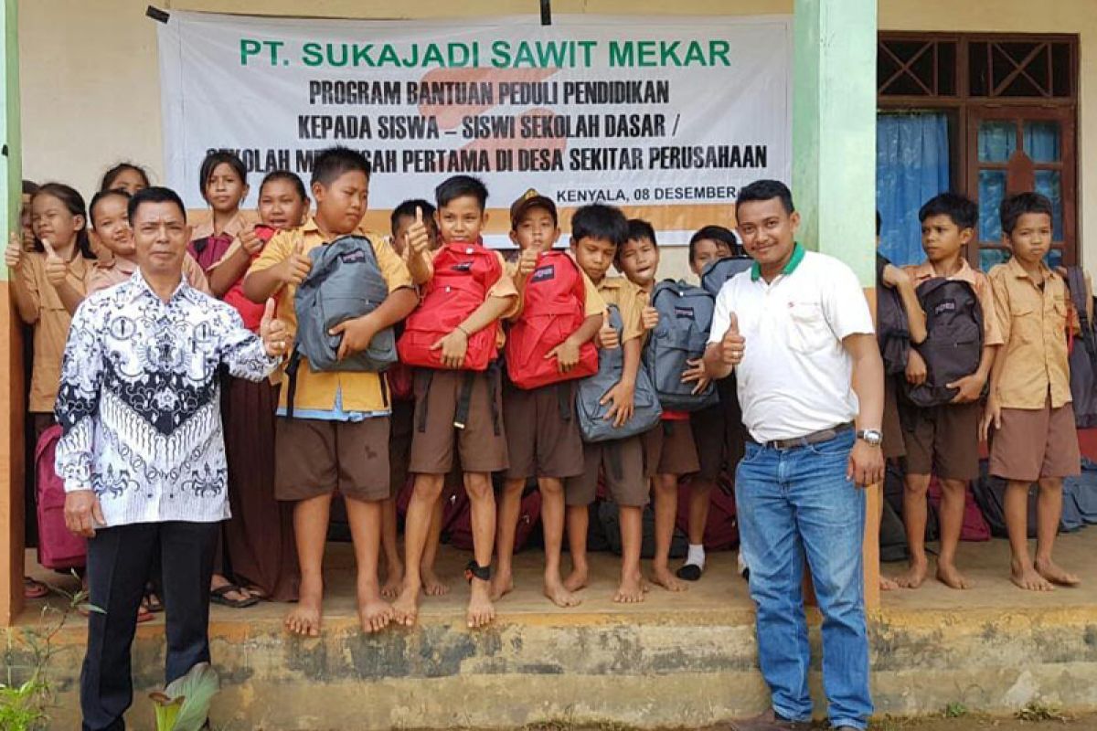 PT Sukajadi Sawit Mekar berikan 364 paket bantuan perlengkapan sekolah untuk siswa