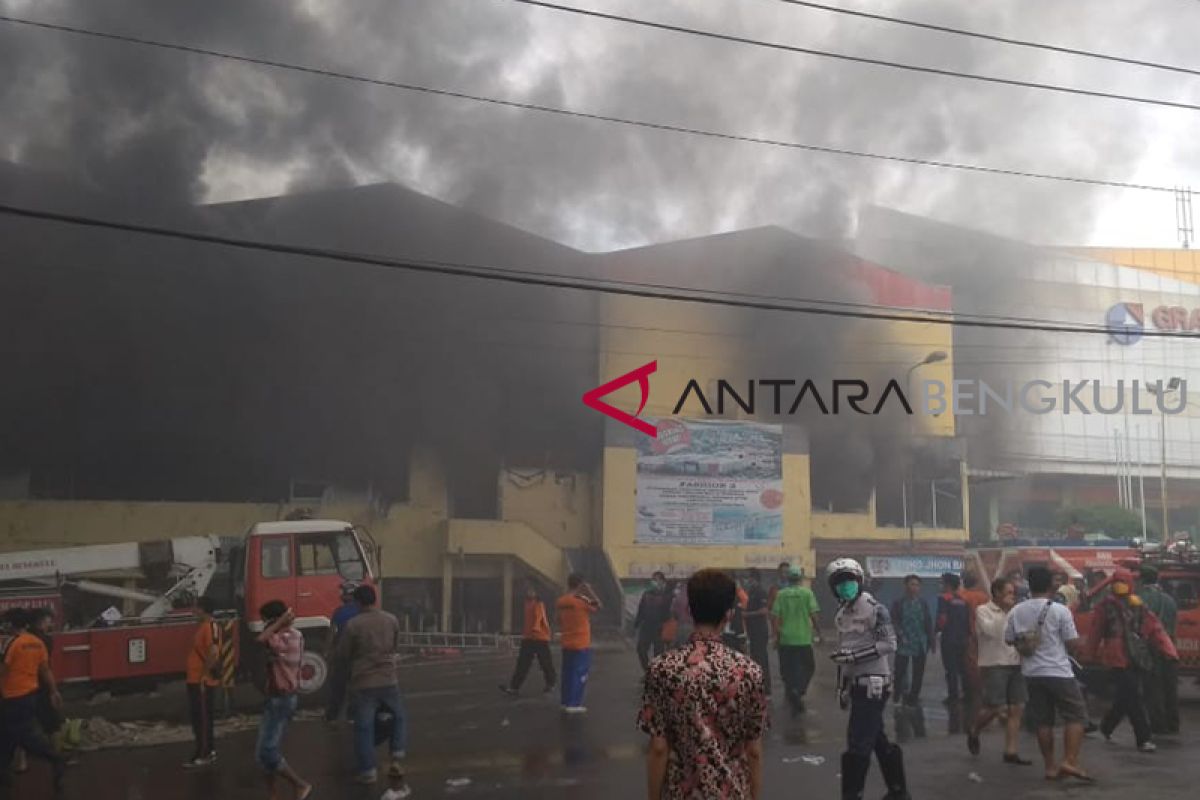 Sebagian pedagang Pasar Minggu tetap buka lapak pasca-kebakaran