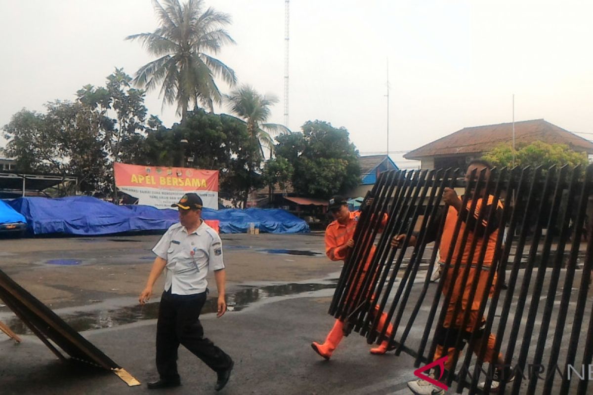 Dua truk sampah angkut puing-puing pascapembakaran Mapolsek Ciracas