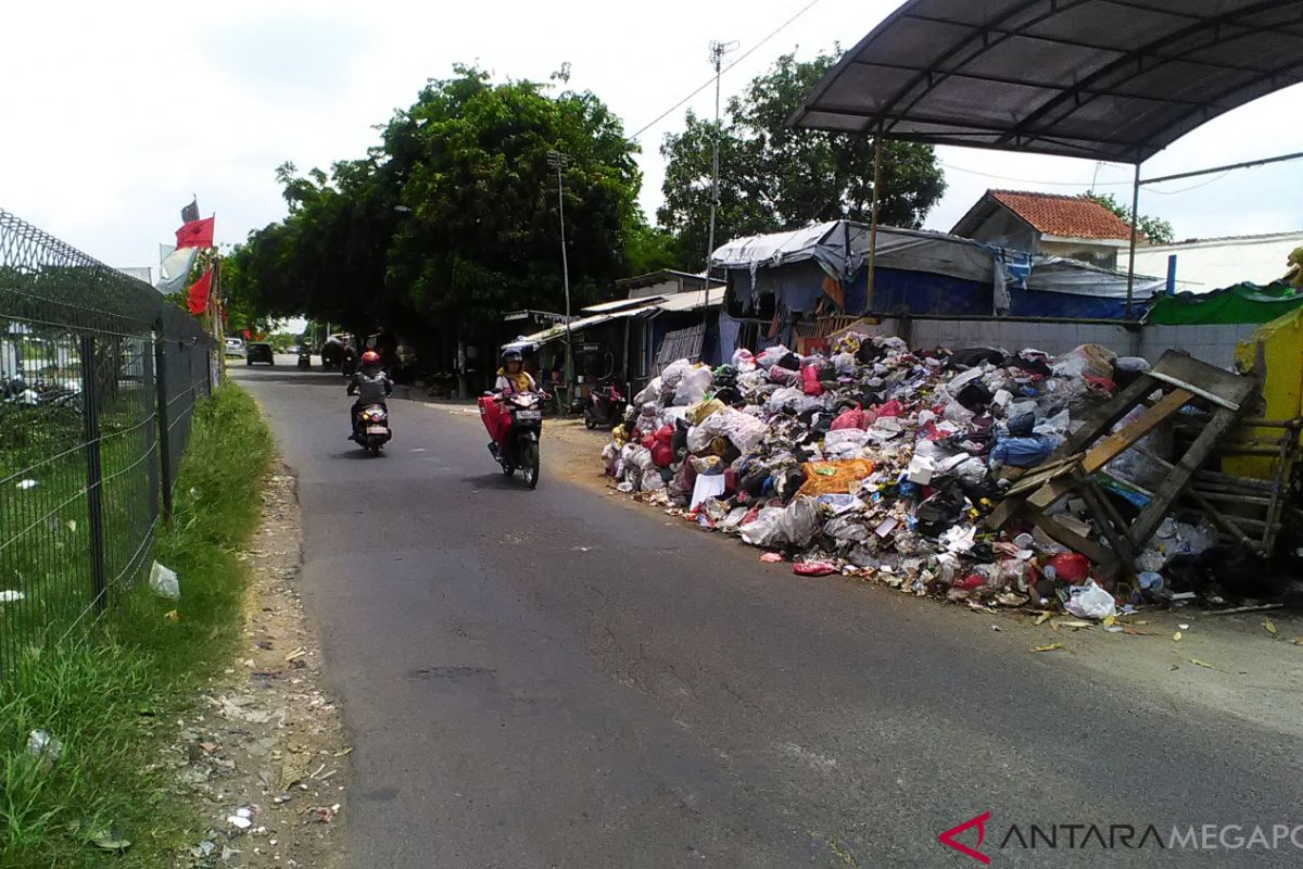 Wabup Karawang Sesalkan Kerusakan Truk Jadi Alasan Penumpukan Sampah