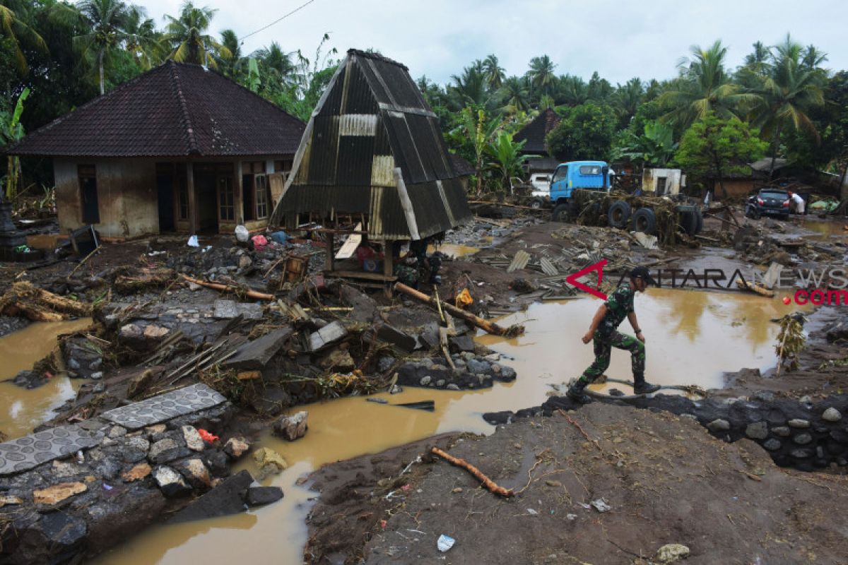 Rumah terdampak banjir bandang di Jembrana dibersihkan gotong royong