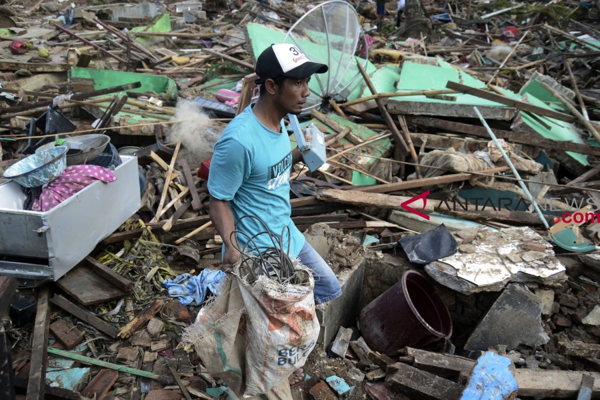 Korban tsunami lihat puing-puing rumah di Desa Kunjir