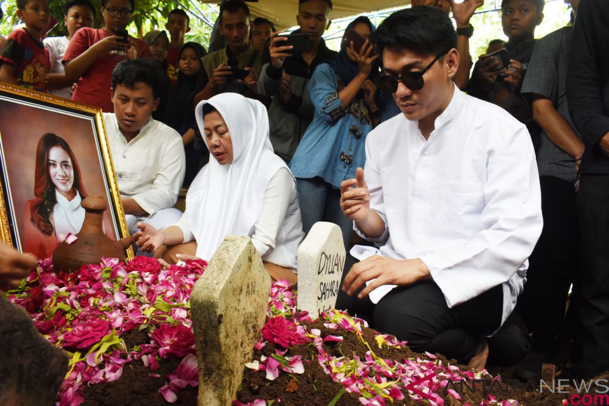 Ifan Seventeen Antar Jenazah Isteri Sampai Liang Lahat