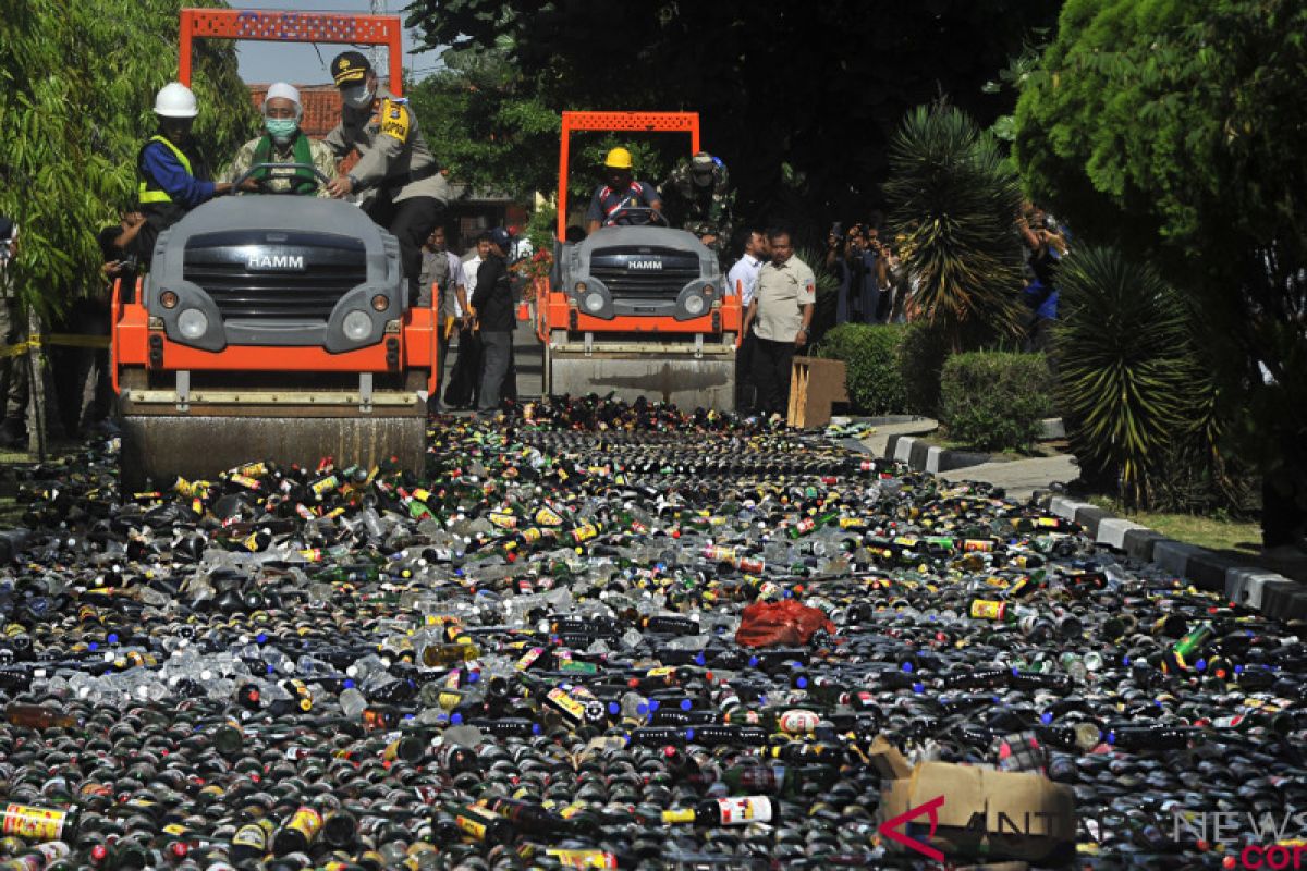 Kejari Kapuas Hulu musnahkan ribuan botol miras asal Malaysia